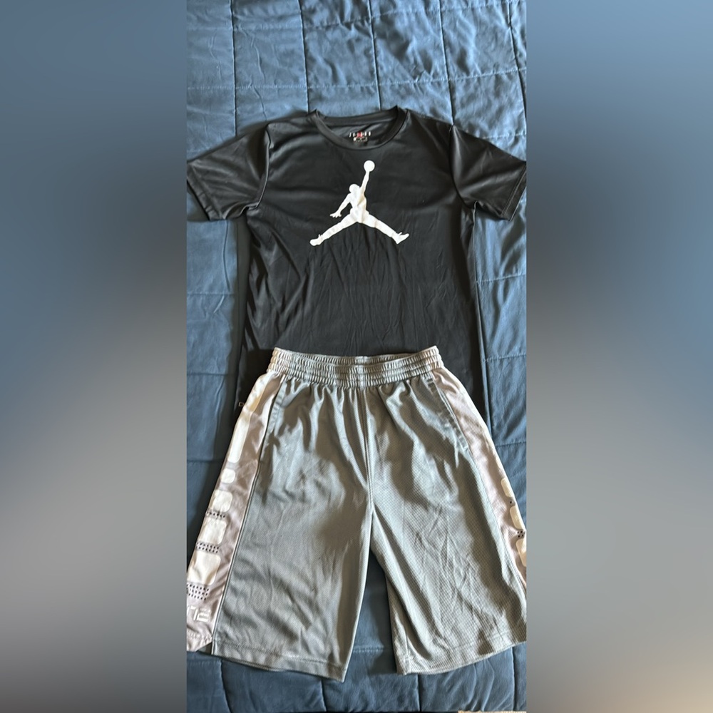 ❌❌❌❌❌❌SOLD❌❌❌❌❌❌❌Youth XL Nike Shirt and Shorts